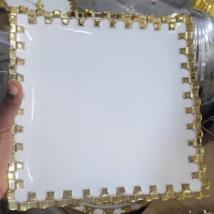 Plat carré de service blanc et or | Élégance et design moderne