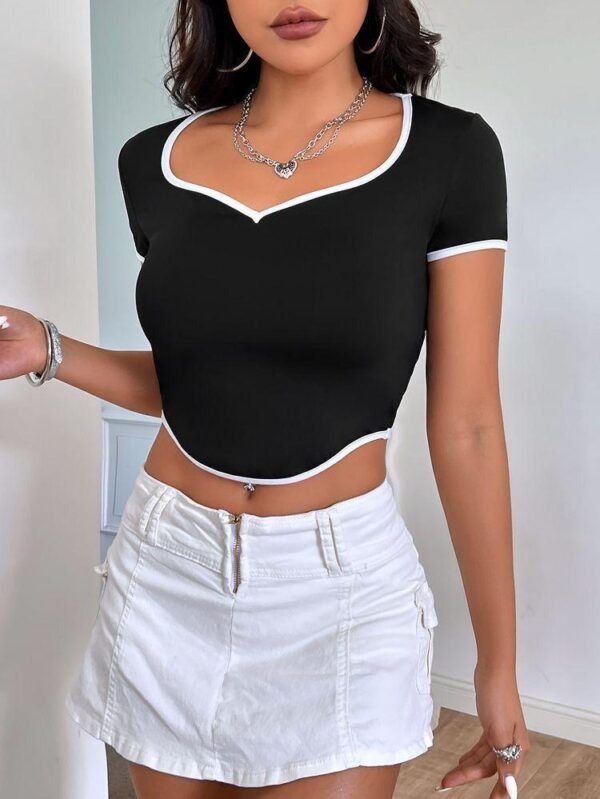 Top crop moulant  à manches courtes – Style ajusté avec liens latéraux – Image 6