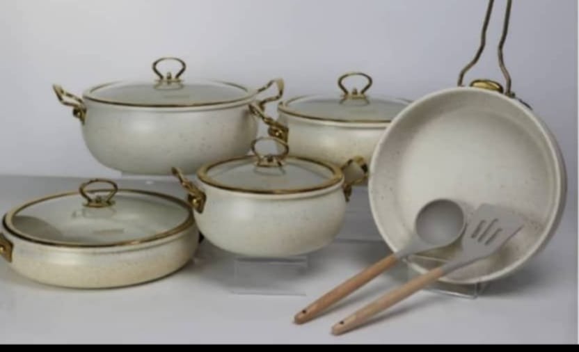 Ensemble de Batteries de Cuisine Céramique Antiadhésive 5 Pièces – Design Beige Speckle et Poignées Dorées