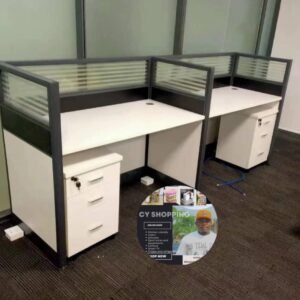 Poste de travail double avec séparations et 2 chaises de bureau