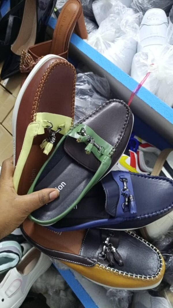 Babouches Mocassins Tendance Bicolores à Boucle et Pampilles